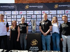 na zdjęciu zawodnicy i zawodniczki superpucharu oraz Wiceprezydent oraz Pani Marszałek pozują przy trofeum