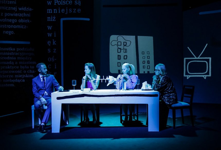 1 czerwca o 21:00 w Teatrze Telewizji na żywo z Małej Sceny Teatru Powszechnego w Łodzi transmitowana będzie komedia Krzysztofa Kędziory „Wykapany zięć”. fot. Katarzyna Bąba / Teatr Powszechny