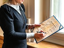 Przedwojenna nauczycielka. Rekonstrukcja historyczna. Kostium z zasobów Łódzkiego Centrum Filmowego. Fot. P. Wacławiak, UMŁ. 