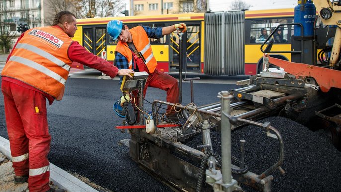 Remont obejmie usunięcie starej nawierzchni, wymianę krawężników, regulację studzienek i położeniu nowego asfaltu Remont obejmie usunięcie starej nawierzchni, wymianę krawężników, regulację studzienek i położeniu nowego asfaltu - mat. UMŁ
