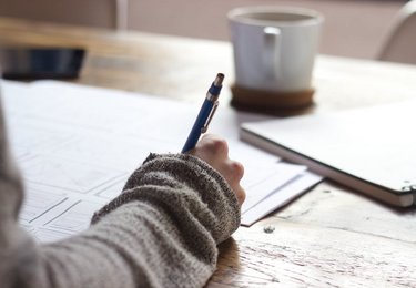 Kobieca ręka wypełniająca formularz