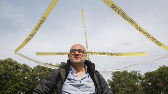 Robert Rumas i w tle część instalacji "X" Robert Rumas i w tle część instalacji "X" - fot. Radosław Jóźwiak / UMŁ