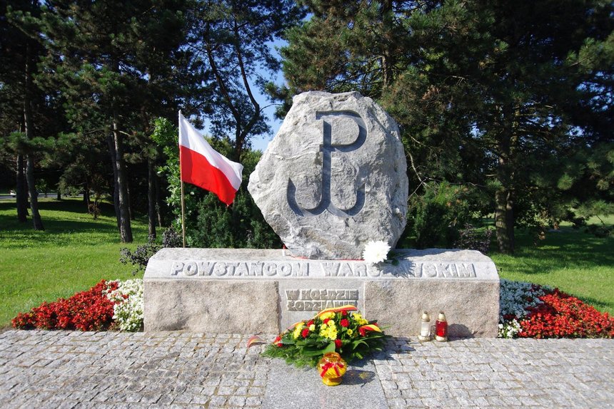 Przedstawiciele UMŁ złożyli kwiaty przed pomnikiem powstania warszawskiego na skwerze powstańców przy ul. Wojska Polskiego