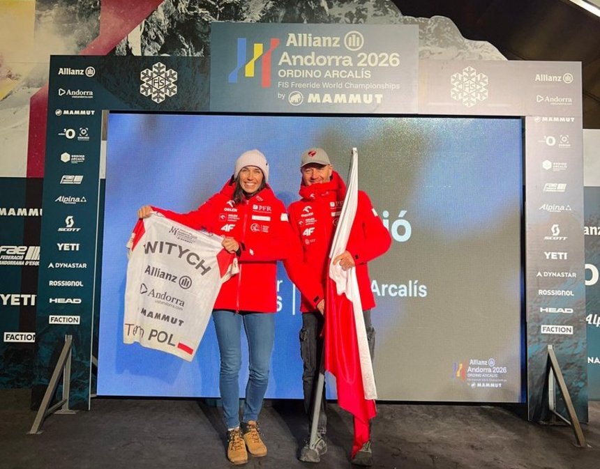 Zuzanna Witych pozująca na ściance wraz z trenerem