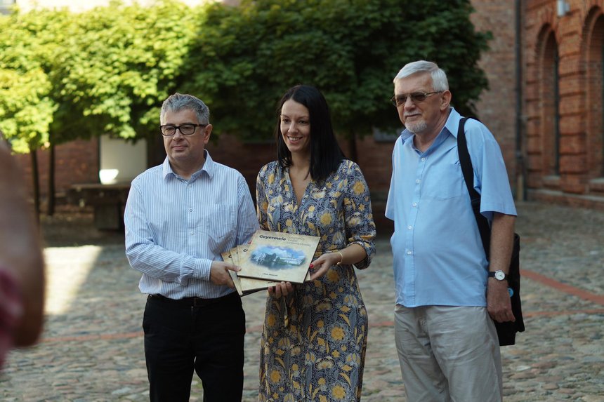 Andrzej Machejek - właściciel wydawnictwa Hamal, Magda Komarzeniec, zastępca dyrektora Centralnego Muzeum Włókiennictwa, Piotr Jaworski - autor książki,