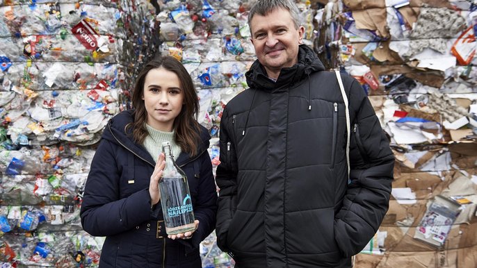 Oszczędność 330 zł – można zyskać w każdym gospodarstwie domowym rezygnując z wody butelkowanej na rzecz wody z kranu. Według badań rocznie korzystamy średnio z 220 litrów wody butelkowanej. - fot. Radosław Jóźwiak