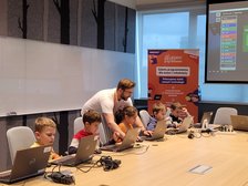Dzieci podczas zajęć z programowania w ramach warsztatów "Koduj z Gigantami"