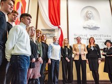 Wiceprezydent Łodzi Małgorzata Moskwa - Wodnicka z uczniami IV LO w Łodzi oraz dyrektor Katarzyną Szkudlarek. Fot. P. Wacławiak, UMŁ. 