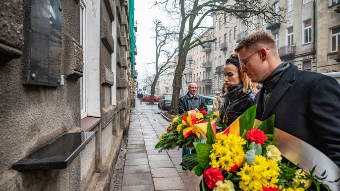 - Kwiaty składają wiceprezydent Adam Wieczorek i wiceprzewodnicząca Rady Miejskiej w Łodzi Paulina Setnik. Fot. P. Wacławiak, UMŁ.