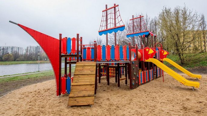 Plac zabaw w kształcie statku Plac zabaw w kształcie statku - fot. Sebastian Glapiński / UMŁ