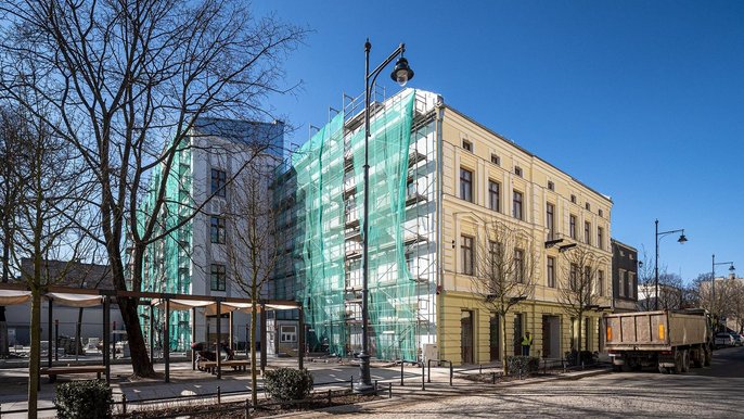 Odnowione elewacje, dobudowane piętro, rozbudowana oficyna i dach pokryty mchem. Kończymy prace w kamienicach przy ulicy Tuwima 33 i 35 Odnowione elewacje, dobudowane piętro, rozbudowana oficyna i dach pokryty mchem. Kończymy prace w kamienicach przy ulicy Tuwima 33 i 35 - fot. Sebastian Glapiński