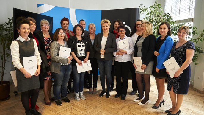 17 łodzianek zdało trudny egzamin państwowy i zdobyło poszukiwany zawód opiekunki medycznej. Wszystko w ramach programu „Łódź rewitalizuje, Łódź szkoli - zostań opiekunką medyczną”. Dyplomy ukończenia kursu uczestniczkom projektu wręcz 17 łodzianek zdało trudny egzamin państwowy i zdobyło poszukiwany zawód opiekunki medycznej. Wszystko w ramach programu „Łódź rewitalizuje, Łódź szkoli - zostań opiekunką medyczną”. Dyplomy ukończenia kursu uczestniczkom projektu wręcz - fot. Radosław Jóźwiak / UMŁ