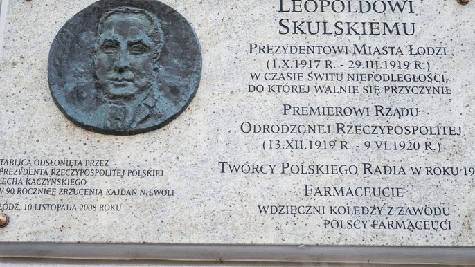 Tablicą upamiętniająca Leopolda Skulskiego znajduje się na gmachu Urzędu Miasta Łodzi. Tablicą upamiętniająca Leopolda Skulskiego znajduje się na gmachu Urzędu Miasta Łodzi. - fot. Witold Ancerowicz