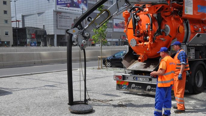 W Łodzi mamy ponad 2 tysiące km kanałów. Czyści i udrażnia się je wodą pod wysokim ciśnieniem i urządzeniami mechanicznymi. W Łodzi mamy ponad 2 tysiące km kanałów. Czyści i udrażnia się je wodą pod wysokim ciśnieniem i urządzeniami mechanicznymi. - fot. ZWiK