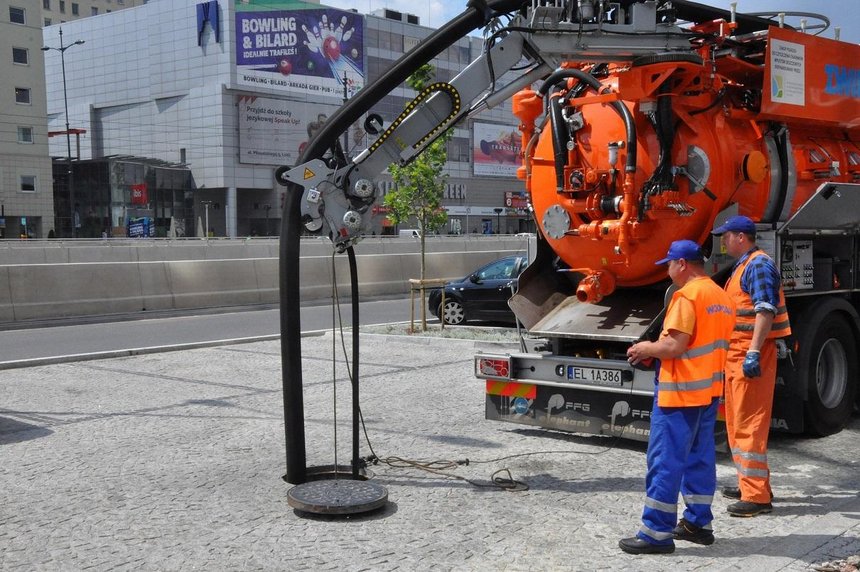 W Łodzi mamy ponad 2 tysiące km kanałów. Czyści i udrażnia się je wodą pod wysokim ciśnieniem i urządzeniami mechanicznymi. fot. ZWiK