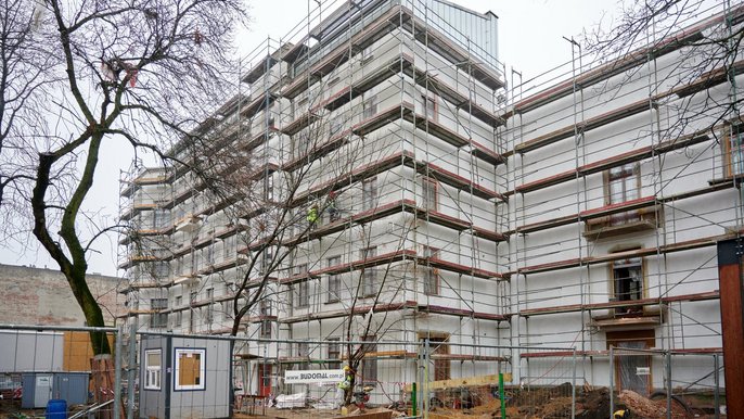 Dobudowane poddasze, rozbudowana oficyna, odnowione fasady, pracownie artystyczne, sale warsztatowe a obok ogólnodostępny zielony skwer i plac zabaw. W rewitalizowanej kamienicy przy ul. Tuwima 35 powstaje Punkt Pracy Socjalnej i Dom Dziennego Pobytu Dobudowane poddasze, rozbudowana oficyna, odnowione fasady, pracownie artystyczne, sale warsztatowe a obok ogólnodostępny zielony skwer i plac zabaw. W rewitalizowanej kamienicy przy ul. Tuwima 35 powstaje Punkt Pracy Socjalnej i Dom Dziennego Pobytu - fot. Sebastian Glapiński