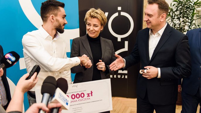 Adam Kszczot za mistrzostwo świata odebrał z rąk prezydent Łodzi Hanny Zdanowskiej symboliczny czek Adam Kszczot za mistrzostwo świata odebrał z rąk prezydent Łodzi Hanny Zdanowskiej symboliczny czek - fot. Radosław Żydowicz / UMŁ