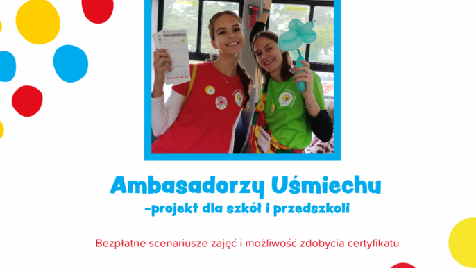  - W centralnej części zdjęcia znajduje się fotografia dwóch osób, które są uśmiechnięte i pozują w kolorowych koszulkach – jedna w czerwonej, a druga w zielonej. Dookoła zdjęcia widnieją kolorowe kropki, tworzące radosny i przyjazny klimat. Na dole grafiki widnieje napis „Ambasadorzy Uśmiechu – projekt dla szkół i przedszkoli”, a poniżej informacji o bezpieczeństwie scenariuszy i możliwości zdobycia certyfikatu. Na samym dole znajduje się logo projektu, przedstawiające kolorowego klauna.