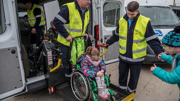 Dzięki nowym pojazdom osoby niepełnosprawne mogą podróżować bezpiecznie i komfortowo Dzięki nowym pojazdom osoby niepełnosprawne mogą podróżować bezpiecznie i komfortowo - fot. Stefan Brajter / UMŁ