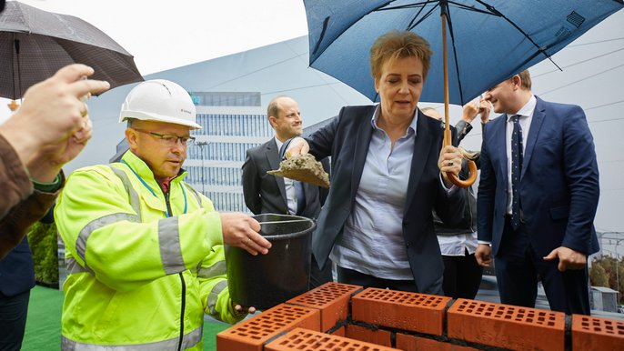 Wmurowanie kamienia węgielnego pod inwestycję biurową Imagine firmy Avestus Real Estate Wmurowanie kamienia węgielnego pod inwestycję biurową Imagine firmy Avestus Real Estate - fot. Sebastian Glapiński / UMŁ