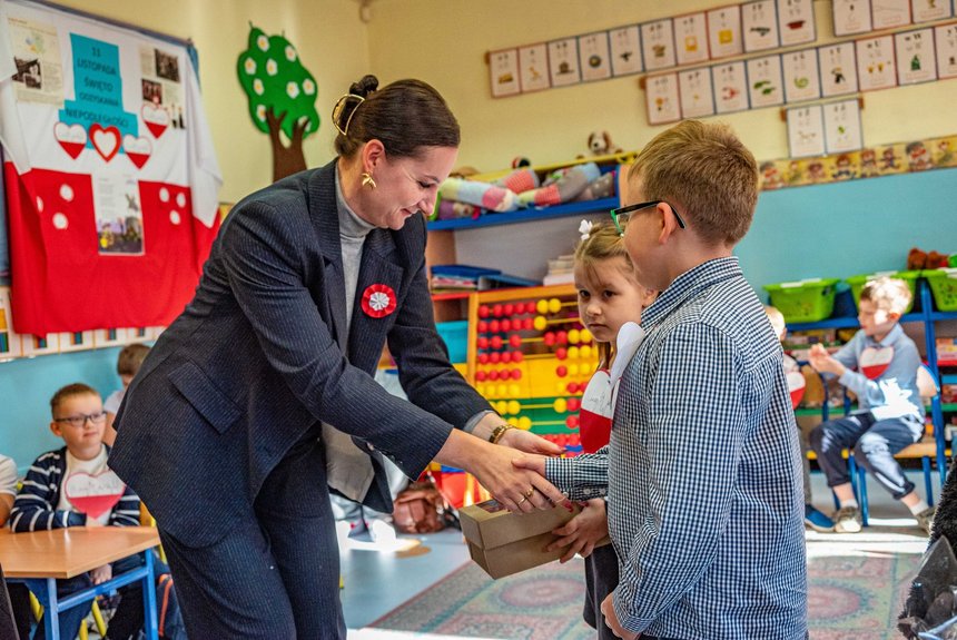 Wiceprezydent Małgorzata Moskwa - Wodnicka odbiera kokardy narodowe. Fot. P. Wacławiak, UMŁ. 