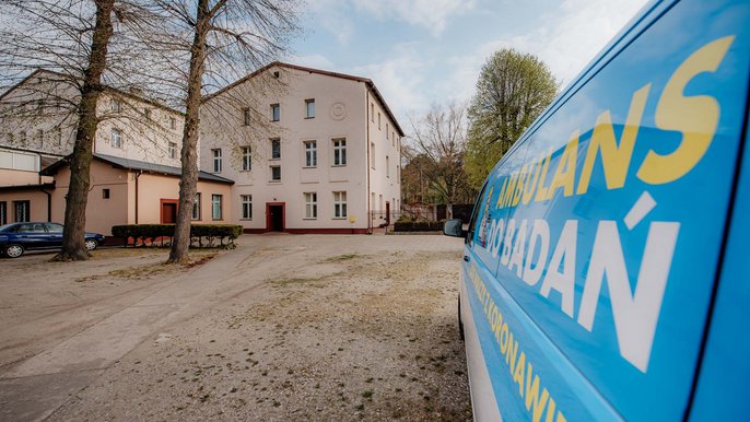 Od soboty 18 kwietnia, na zlecenie łódzkiego sanepidu, "wymazobus" finansowany przez miasto pobiera próbki od pracowników łódzkich domów pomocy społecznej. Od soboty 18 kwietnia, na zlecenie łódzkiego sanepidu, "wymazobus" finansowany przez miasto pobiera próbki od pracowników łódzkich domów pomocy społecznej.