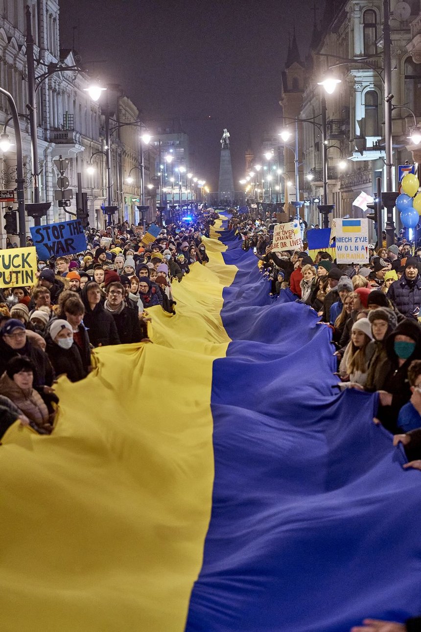 Marsz "Stop Wojnie!" na ul. Piotrkowskiej fot. Radosław Jóźwiak