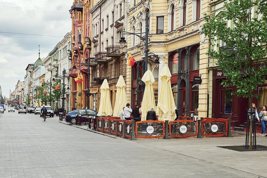 Od poniedziałku, 18 maja, klienci wracają do restauracji i kawiarni na Piotrkowskiej, które po zniesieniu części ograniczeń mogą już serwować jedzenie w lokalu oraz w ogródkach gastronomicznych. fot. Sebastian Glapiński / UMŁ