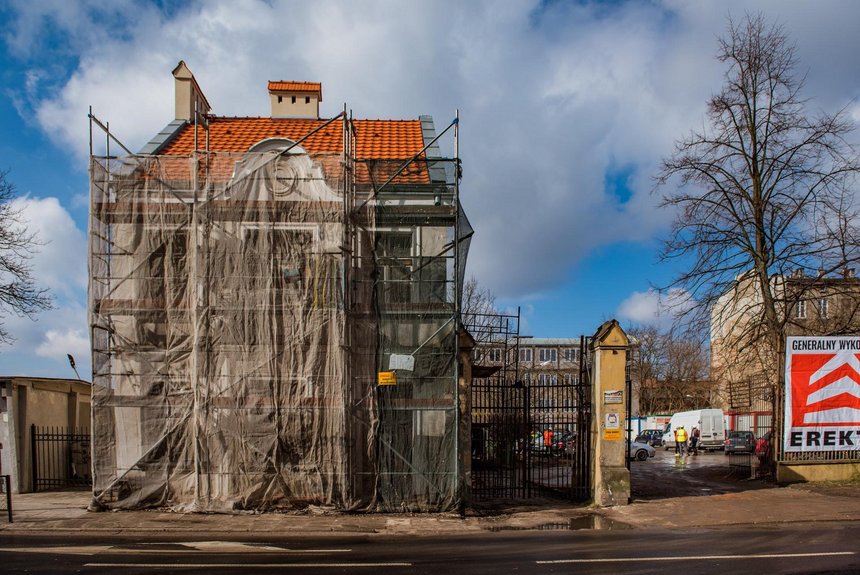 Łódź Buduje Centrum Zarządzania Kryzysowego i komendę Straży Miejskiej. W budynkach dawnej szkoły i willi trwają prace wykończeniowe fot. Radosław Żydowicz / UMŁ