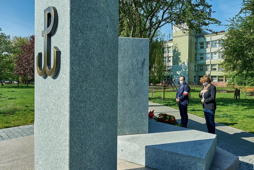 W 75. rocznicę zakończenia II wojny światowej prezydent Łodzi Hanna Zdanowska złożyła kwiaty pod pomnikiem Armii Krajowej na placu gen. Józefa Hallera. fot. UMŁ