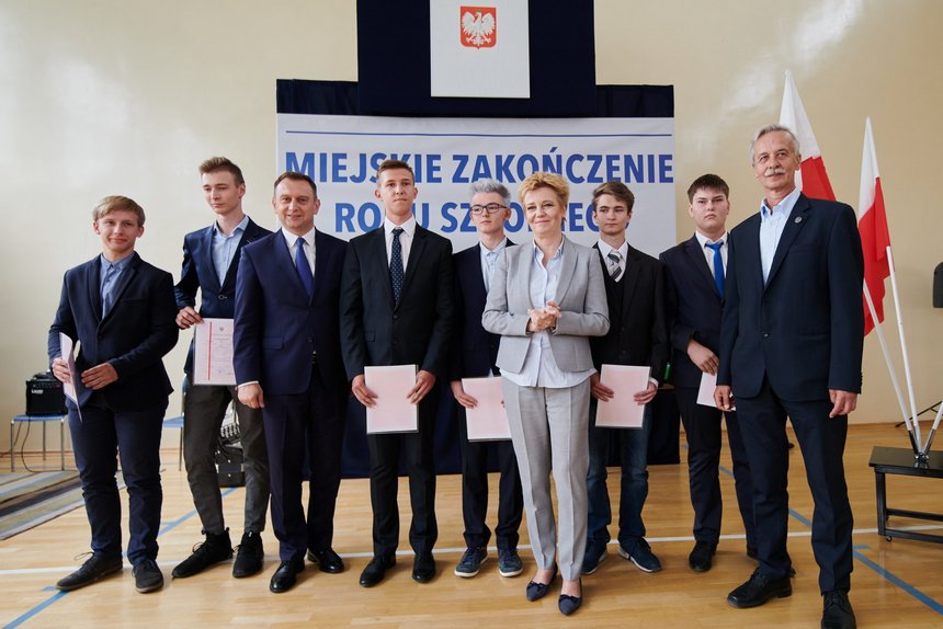 Prezydent Hanna Zdanowska oraz wiceprezydent Tomasz Trela wręczyli najzdolniejszym uczniom świadectwa z biało-czerwonym paskiem fot. Sebastian Glapiński / UMŁ