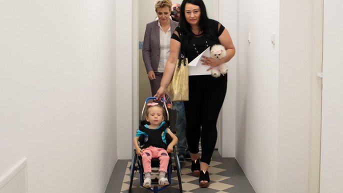Prezydent Łodzi życzyła lokatorom, by nowe mieszkanie okazało się dla nich wygodne i szczęśliwe Prezydent Łodzi życzyła lokatorom, by nowe mieszkanie okazało się dla nich wygodne i szczęśliwe - fot. Sebastian Glapiński / UMŁ