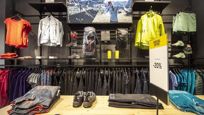 Sklep z odzieżą i wyposażeniem turystycznym Salewa Mountain Shop Sklep z odzieżą i wyposażeniem turystycznym Salewa Mountain Shop - fot. Stefan Brajter / UMŁ