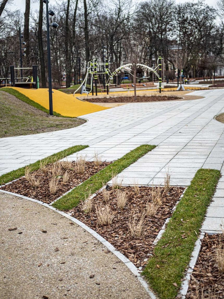Park im. S. Moniuszki został kompleksowo zmodernizowany, a jego obecna powierzchnia powiększona o wolny teren powstały po wyburzeniu sąsiedniej kamienicy. fot. Stefan Brajter