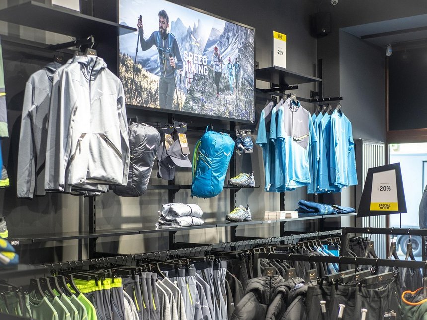 Sklep z odzieżą i wyposażeniem turystycznym Salewa Mountain Shop fot. Stefan Brajter / UMŁ