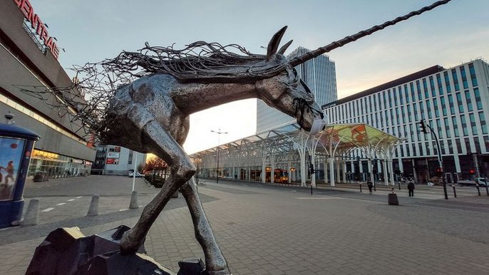 Zbliżenie na pomnik jednorożca stojącego w pobliżu Centralu. - Zbliżenie na pomnik jednorożca stojącego w pobliżu Centralu.
