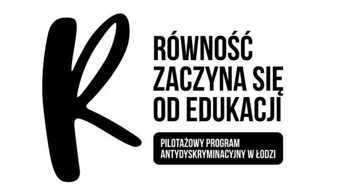 - Grafika z dużą literą „R” po lewej stronie i napisem: Równość zaczyna się od edukacji. Pod spodem znajduje się napis: Pilotażowy program antydyskryminacyjny w Łodzi. Na dole widoczne są logotypy Funduszy Europejskich, Rzeczypospolitej Polskiej, Unii Europejskiej oraz Województwa Łódzkiego