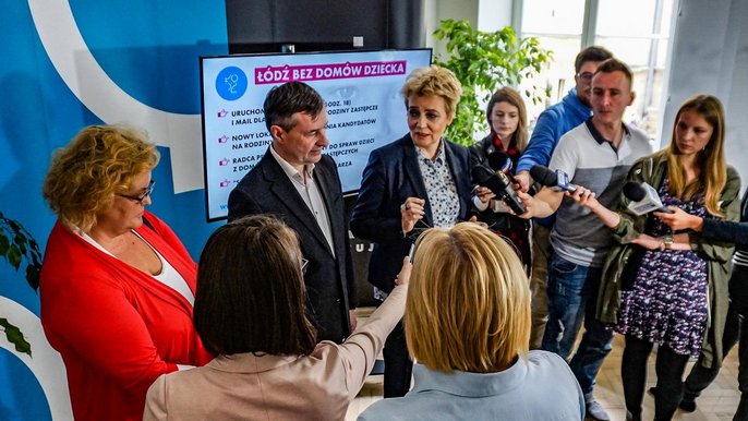 Piotr Rydzewski, dyrektor MOPS oraz Prezydent Łodzi Hanna Zdanowska opowiadali o zmianach dot. rodzicielstwa zastępczego w Łodzi. Piotr Rydzewski, dyrektor MOPS oraz Prezydent Łodzi Hanna Zdanowska opowiadali o zmianach dot. rodzicielstwa zastępczego w Łodzi. - fot. G. Sikora