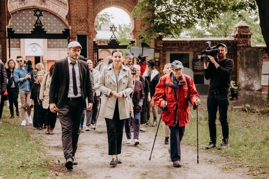 W uroczystości udział wzięli: rabin Dawid Szychowski, ,wiceprezydent Małgorzata Moskwa - Wodnicka i Ocalały, Marian Turski. Fot. Radosław Żydowicz, UMŁ