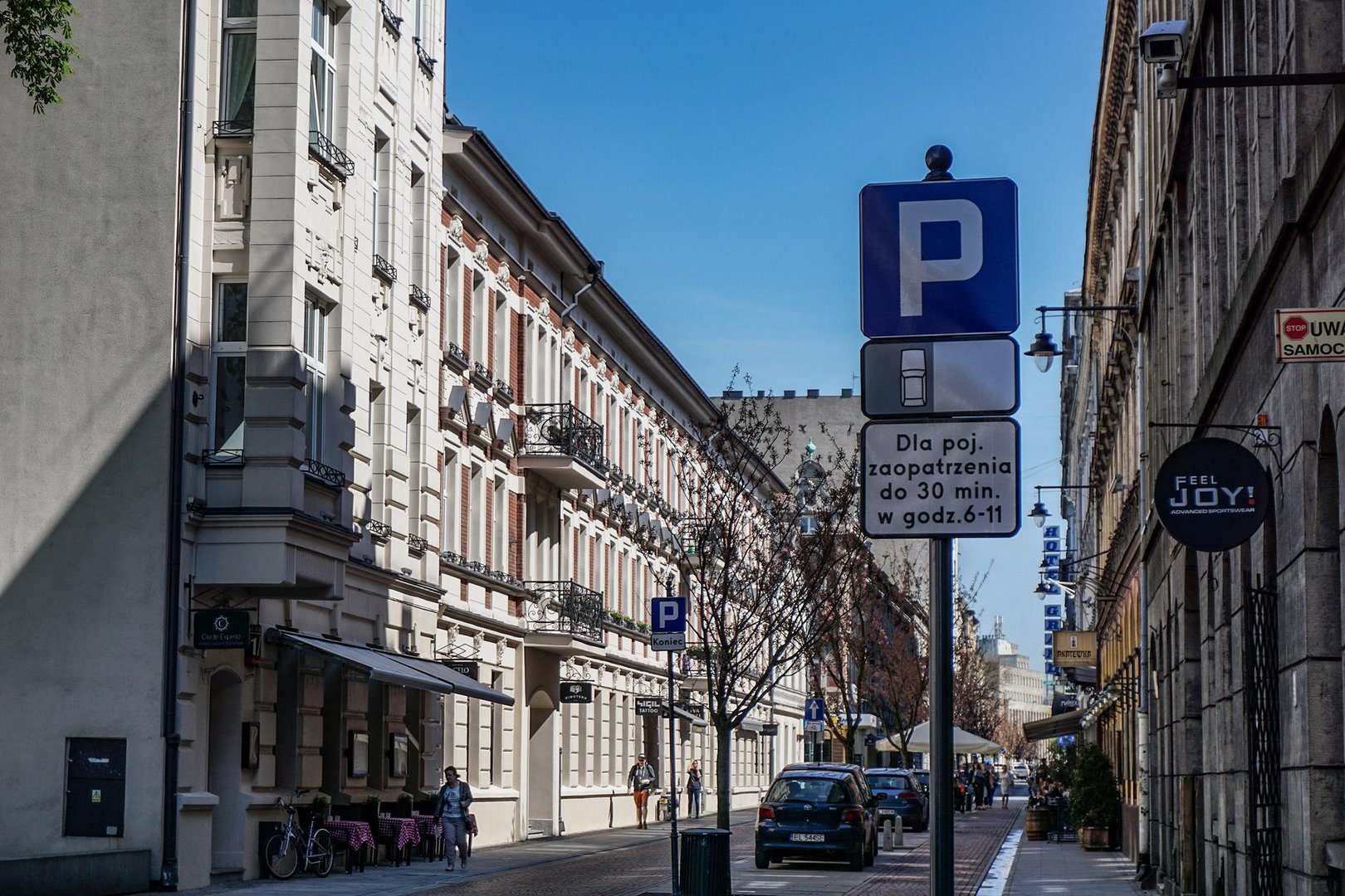 Zakaz parkowania na ul. 6 Sierpnia. Zaczęła obowiązywać nowa organizacja ruchu, fot. Grzegorz Sikora / UMŁ