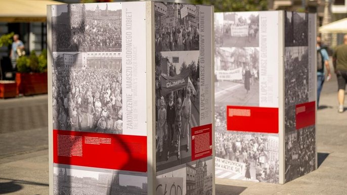 Wystawa „Marsz głodowy kobiet - Łódź 1981" na ulicy Piotrkowskiej Wystawa „Marsz głodowy kobiet - Łódź 1981" na ulicy Piotrkowskiej - fot. Witold Ancerowicz / UMŁ