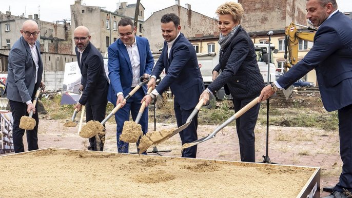 Symboliczne wbicie szpadla rozpoczyna budowę Diasfery Łódzkiej Symboliczne wbicie szpadla rozpoczyna budowę Diasfery Łódzkiej - fot. Stefan Brajter / UMŁ