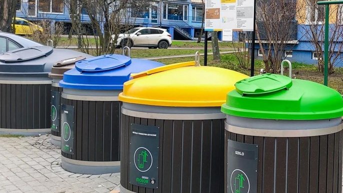 Pojemniki do selektywnej zbiórki odpadów na łódzkim osiedlu Pojemniki do selektywnej zbiórki odpadów na łódzkim osiedlu - fot. Paweł Łacheta / Archiwum UMŁ