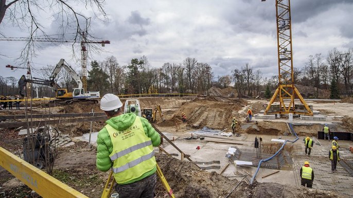 Na co dzień przy budowie Orientarium pracuje prawie 100 osób i trzy dźwigi Na co dzień przy budowie Orientarium pracuje prawie 100 osób i trzy dźwigi - fot. Stefan Brajter / UMŁ