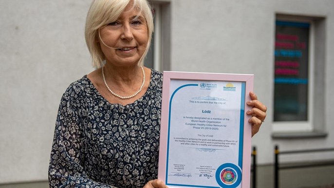 Iwona Iwanicka, zastępca dyrektora Wydziału Zdrowia i Spraw Społecznych prezentuje certyfikat Zdrowego Miasta WHO Iwona Iwanicka, zastępca dyrektora Wydziału Zdrowia i Spraw Społecznych prezentuje certyfikat Zdrowego Miasta WHO - fot. UMŁ