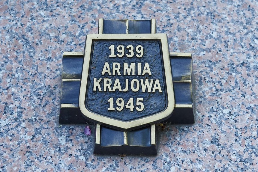 W 75. rocznicę zakończenia II wojny światowej prezydent Łodzi Hanna Zdanowska złożyła kwiaty pod pomnikiem Armii Krajowej na placu gen. Józefa Hallera. fot. UMŁ