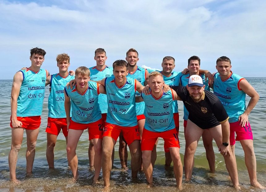 drużynowe zdjęcie KP Łódź nad brzegiem morza