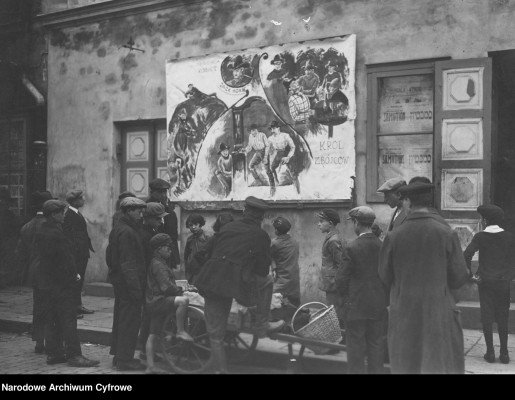 Łódzkie dzieci z lat 20. przed afiszem kinowym. Z Narodowego Archiwum Cyfrowego. Łódzkie dzieci z lat 20. przed afiszem kinowym. Z Narodowego Archiwum Cyfrowego.