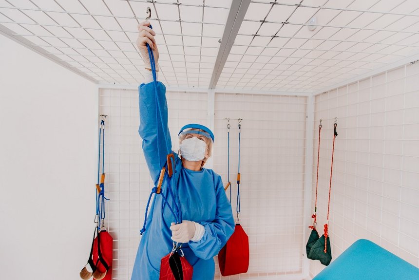 Pacjenci korzystający z zabiegów rehabilitacyjnych w miejskich przychodniach muszą być przygotowani na wzmożony reżim sanitarny w związku z trwającą pandemią koronawirusa. fot. UMŁ