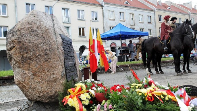 Głaz upamiętniający przyznania Łodzi praw miejskich Głaz upamiętniający przyznania Łodzi praw miejskich - fot. z arch. UMŁ